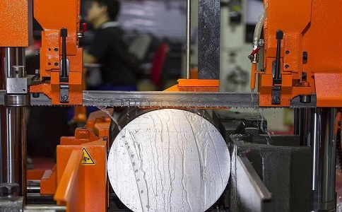 为什么选购美姑立式带锯床时，客户需要提供锯切生产量、材质、硬度、大小、厚度等需求？